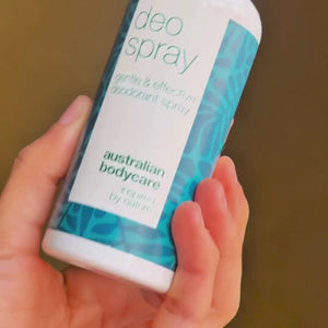 Video di una modella che spruzza il nostro deodorante antitraspirante sotto le ascelle, mostrando quanto sia facile da usare e come protegge dal sudore.