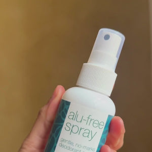 Video di una modella che spruzza il nostro deodorante senza alluminio sotto le ascelle, mostrando quanto sia facile da usare e quanto si senta fresco.