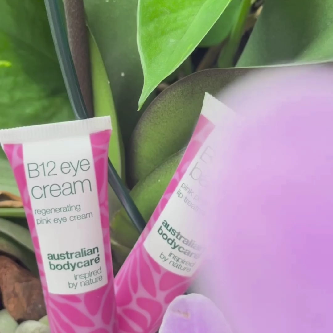 Video di una modella che tampona delicatamente la nostra crema contorno occhi alla vitamina B12 sotto gli occhi, mostrando quanto si assorbe facilmente e come si prende cura della zona delicata.