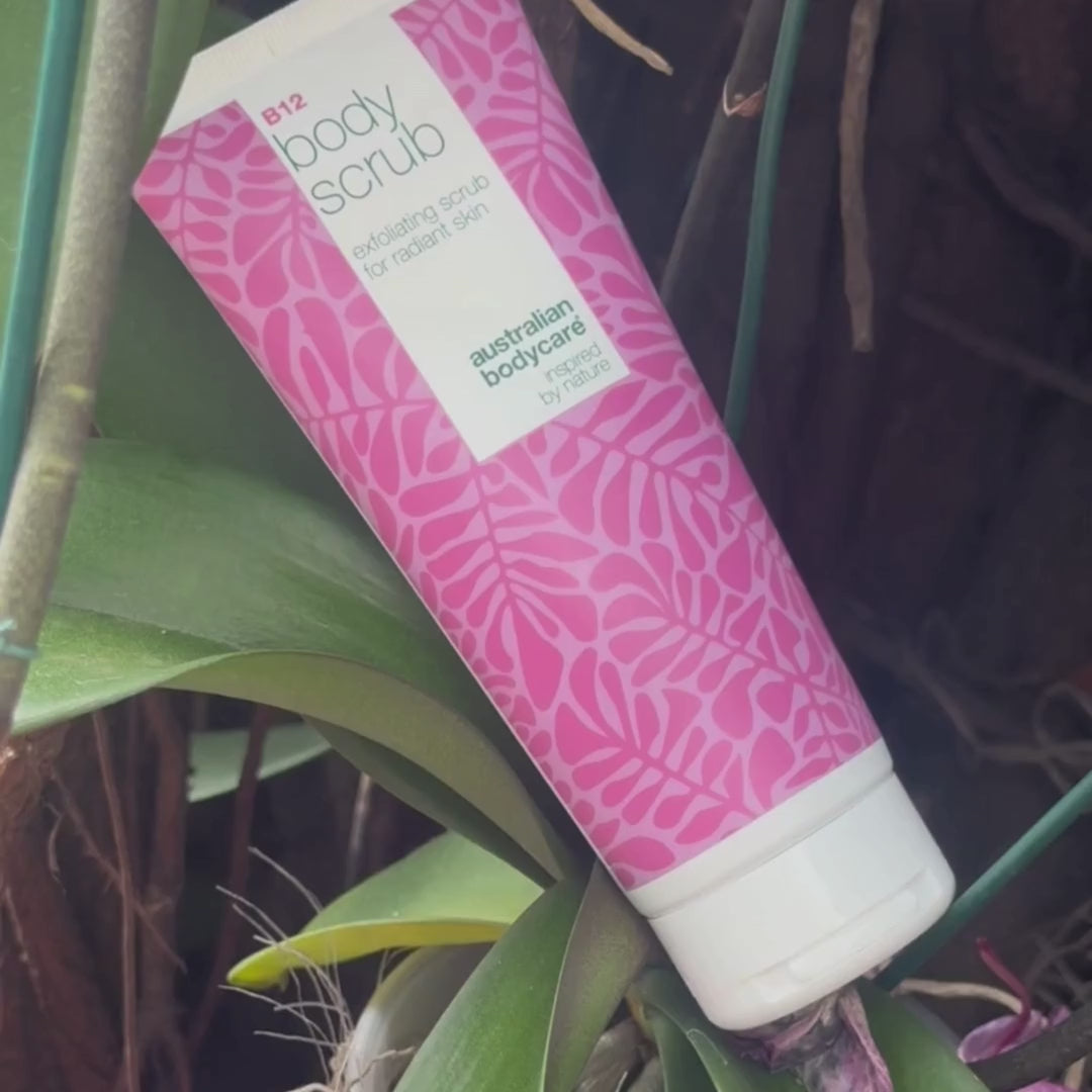 Video di una modella che applica il nostro scrub corpo alla vitamina B12 con movimenti circolari, mostrando la sua consistenza esfoliante e l’effetto levigante e rinfrescante.