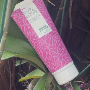 Video di una modella che applica il nostro scrub corpo alla vitamina B12 con movimenti circolari, mostrando la sua consistenza esfoliante e l’effetto levigante e rinfrescante.