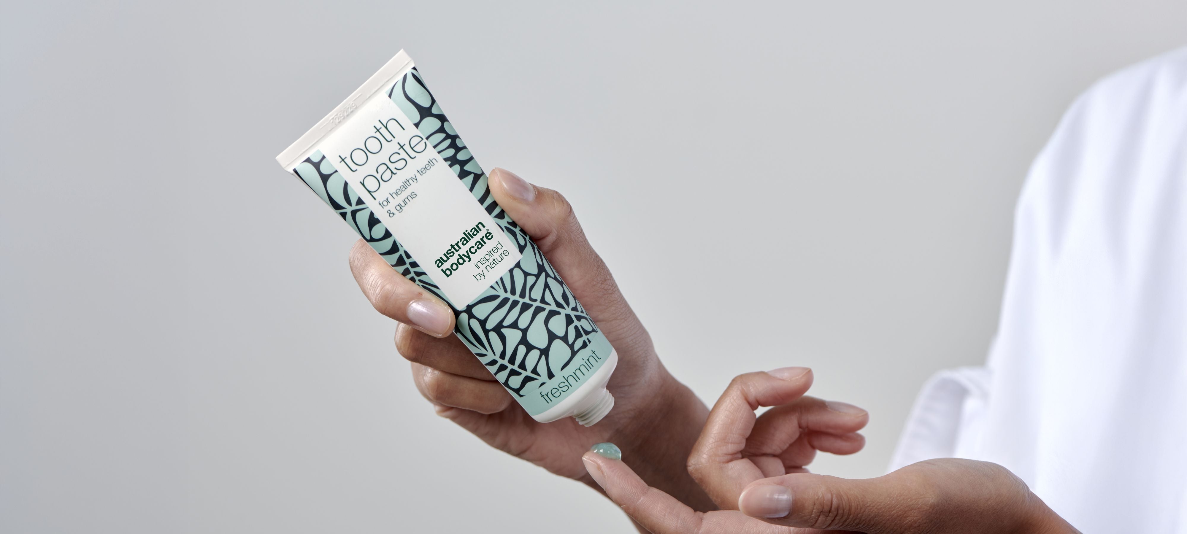 Collezione Cura della Bocca con Tea Tree Oil per la cura quotidiana di denti, lingua e gengive.