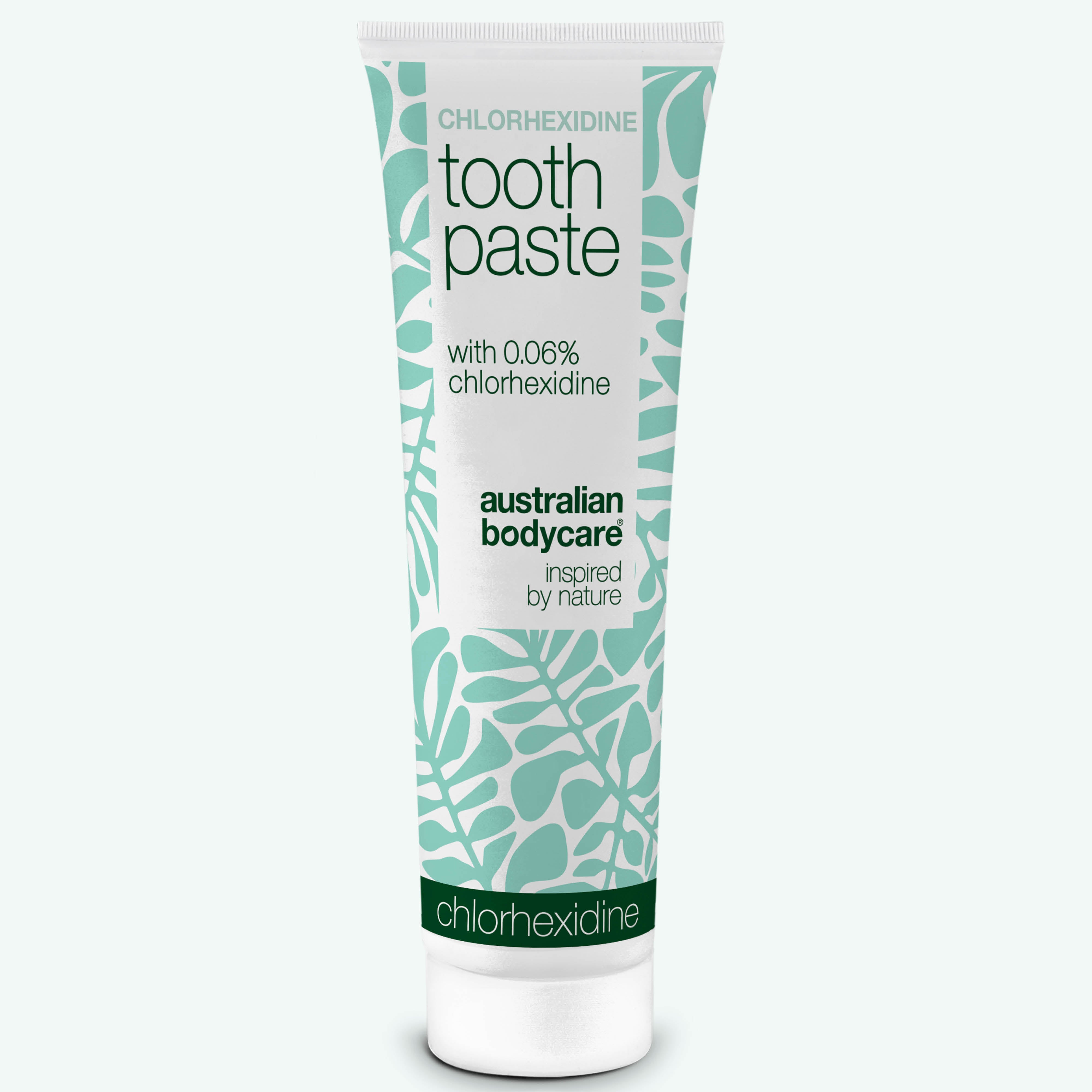 Tubetto bianco e verde menta di dentifricio Australian Bodycare Chlorhexidine con 0,06% di clorexidina su sfondo bianco.