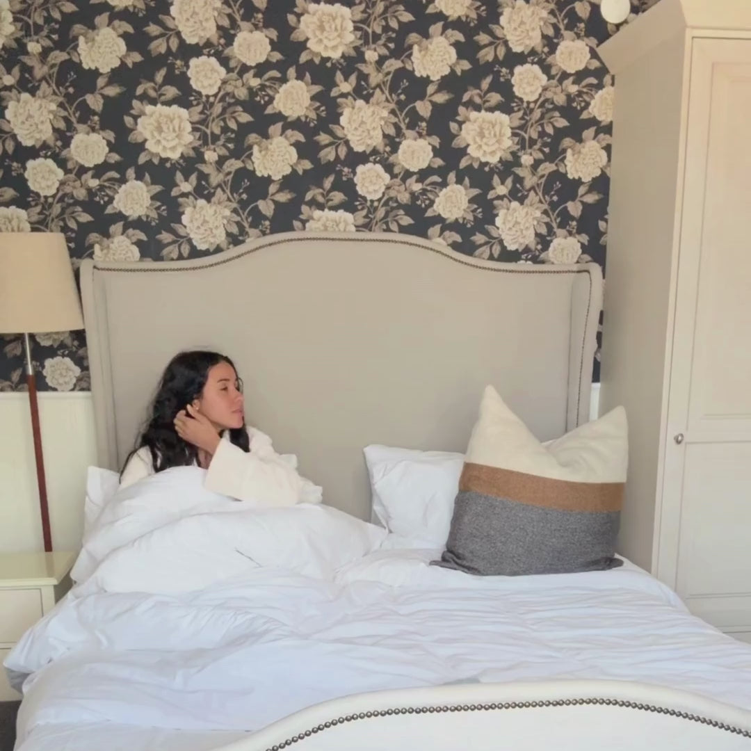 Video di una donna che prova il nostro slip mestruale davanti a uno specchio, mostrando come calza e quanto è comodo.