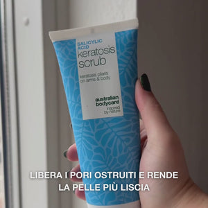 Body Scrub Cheratosi Pilare elimina cellule morte e riduce le imperfezioni. Leviga la pelle con acido salicilico, acido glicolico, allantoina e glicerina.