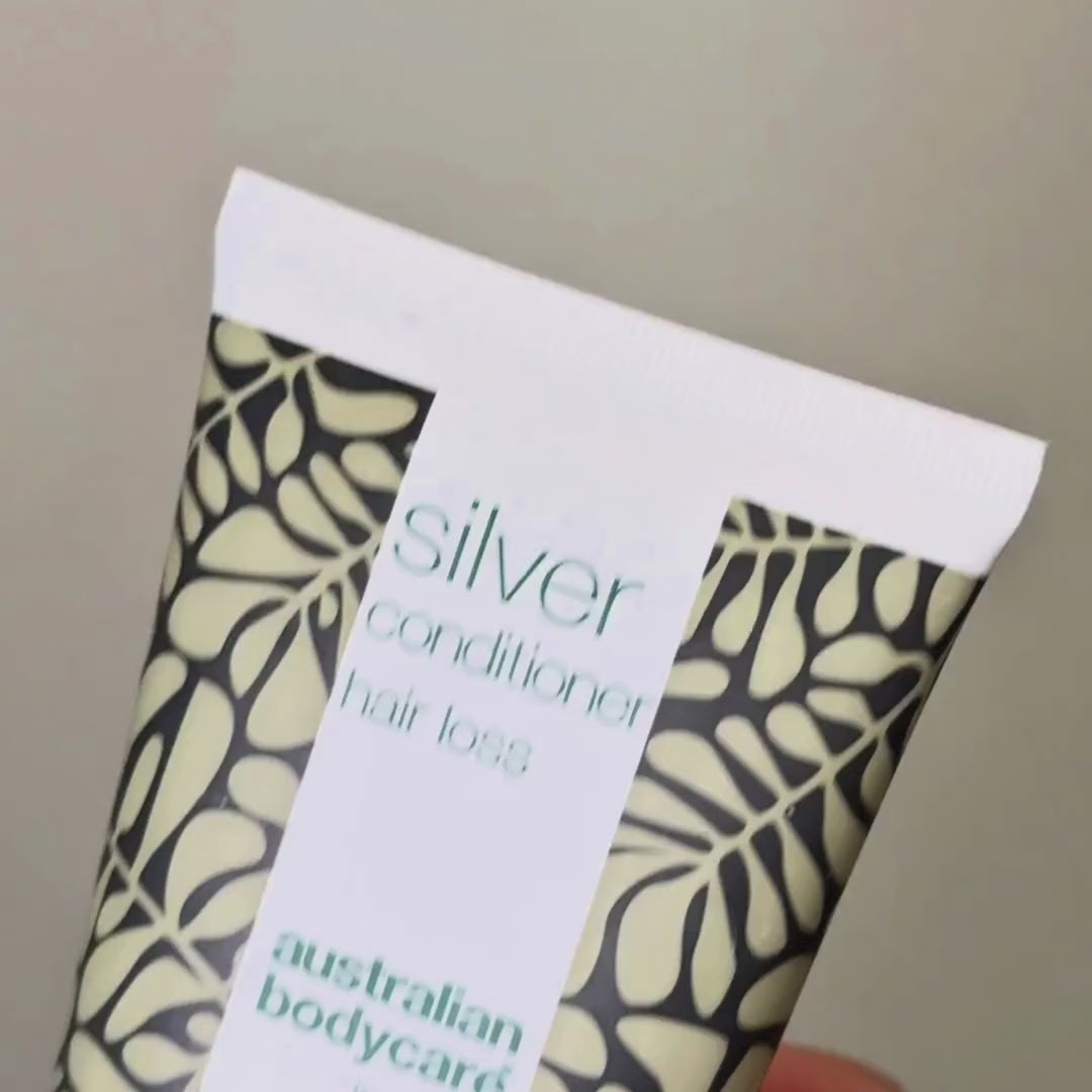 Video che mostra il colore blu-viola del nostro Hair Loss Purple Conditioner mentre viene spremuto.