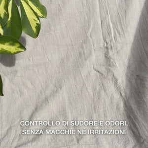 Primo piano di una mano che applica il deodorante trasparente in gel in formato roll-on sulla pelle pulita sotto il braccio: la consistenza liscia e rapida ad asciugarsi scivola delicatamente, forma una barriera antitraspirante, lenisce, idrata e lascia la pelle fresca e senza residui.