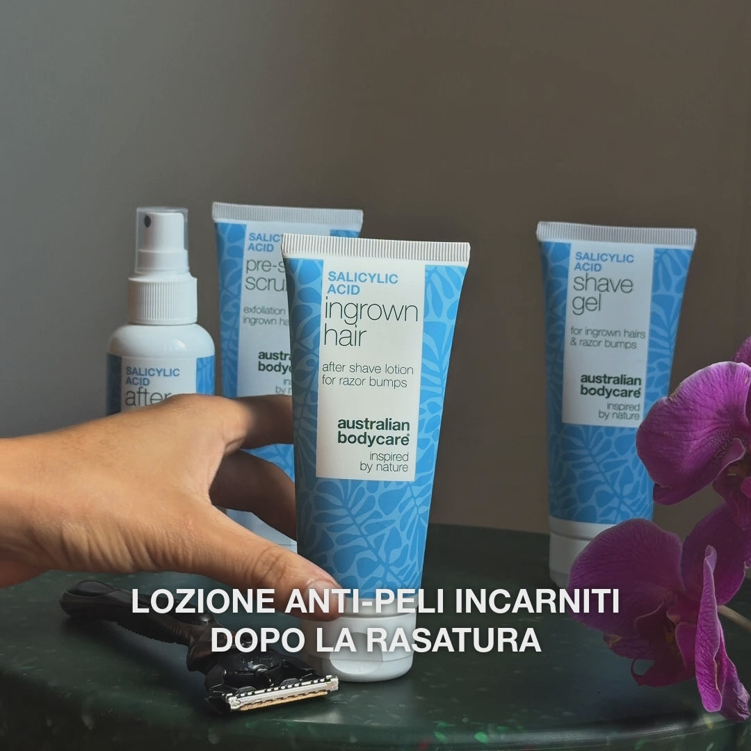Video: lo spray After Shave, lo Pre-shave Scrub, la lozione Ingrown Hair e lo Shave Gel su un tavolo accanto a un rasoio e a un’orchidea, con il testo «lozione anti-peli incarniti dopo la rasatura». Lozione Dopobarba all’Acido Salicilico di Australian Bodycare.