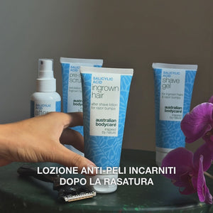 Video: lo spray After Shave, lo Pre-shave Scrub, la lozione Ingrown Hair e lo Shave Gel su un tavolo accanto a un rasoio e a un’orchidea, con il testo «lozione anti-peli incarniti dopo la rasatura». Lozione Dopobarba all’Acido Salicilico di Australian Bodycare.