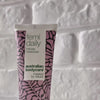 Video che mostra il gel intimo Femi Daily di Australian Bodycare e la sua consistenza leggera e lenitiva.