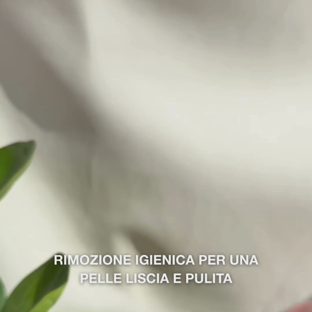 Primo piano sulle mani che utilizzano uno strumento doppia estremità in acciaio inossidabile per rimuovere i punti neri sul viso: un piccolo anello metallico viene premuto delicatamente attorno a un punto nero sul naso, si puliscono i residui estratti, si sciacqua lo strumento, quindi si applica un tonico lenitivo e una crema viso.