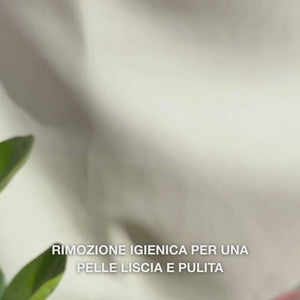 Primo piano sulle mani che utilizzano uno strumento doppia estremità in acciaio inossidabile per rimuovere i punti neri sul viso: un piccolo anello metallico viene premuto delicatamente attorno a un punto nero sul naso, si puliscono i residui estratti, si sciacqua lo strumento, quindi si applica un tonico lenitivo e una crema viso.