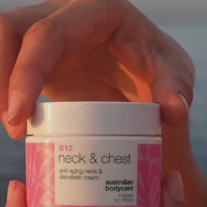Video di una modella che applica la nostra crema per collo e décolleté alla vitamina B12 e la massaggia delicatamente per mostrarne la consistenza morbida e l’effetto rassodante.