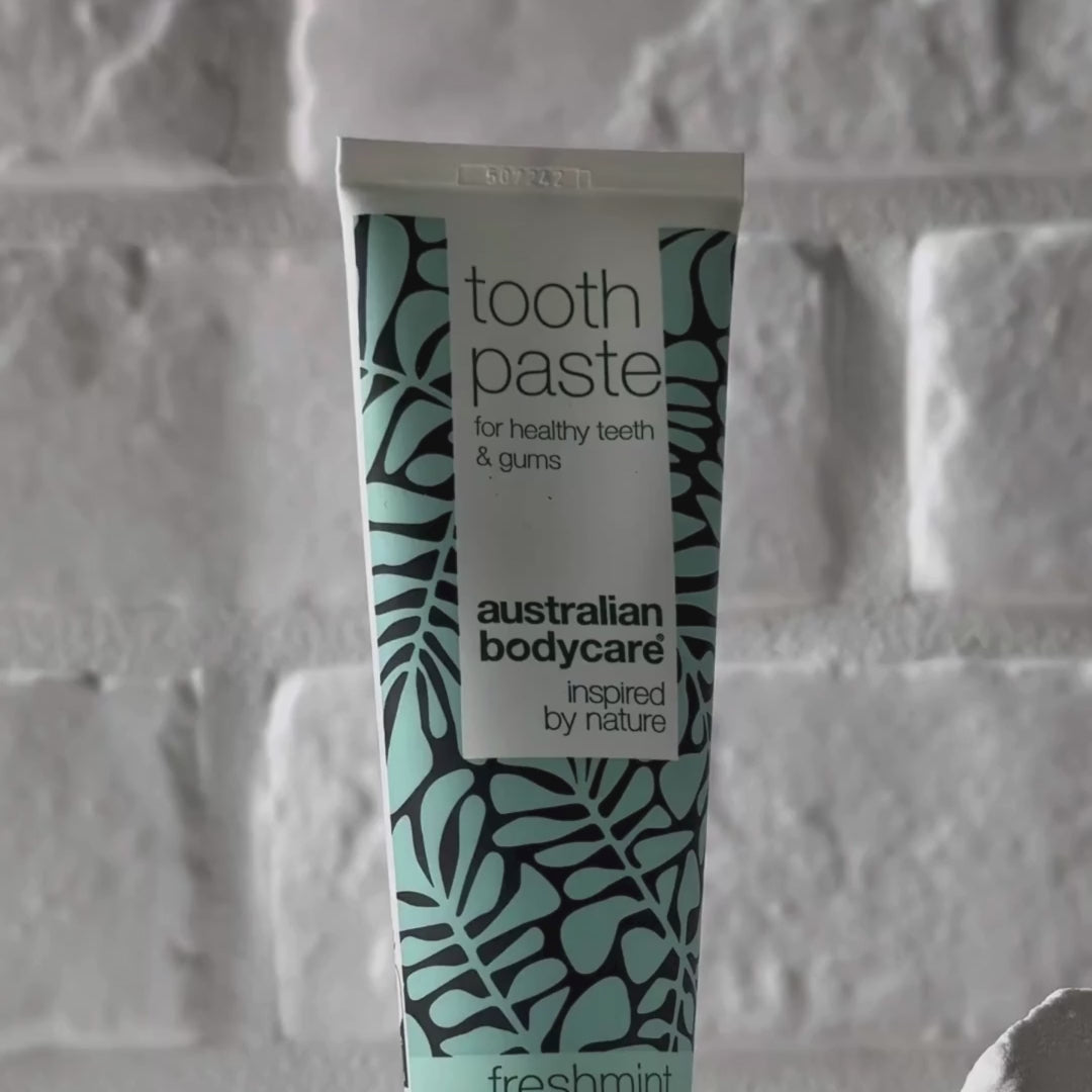 Video che mostra il dentifricio Australian Bodycare con Tea Tree Oil e la sua consistenza azzurra pastosa.