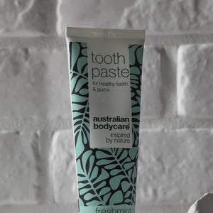 Video che mostra il dentifricio Australian Bodycare con Tea Tree Oil e la sua consistenza azzurra pastosa.