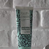 Video che mostra il dentifricio Australian Bodycare con Tea Tree Oil e la sua consistenza azzurra pastosa.
