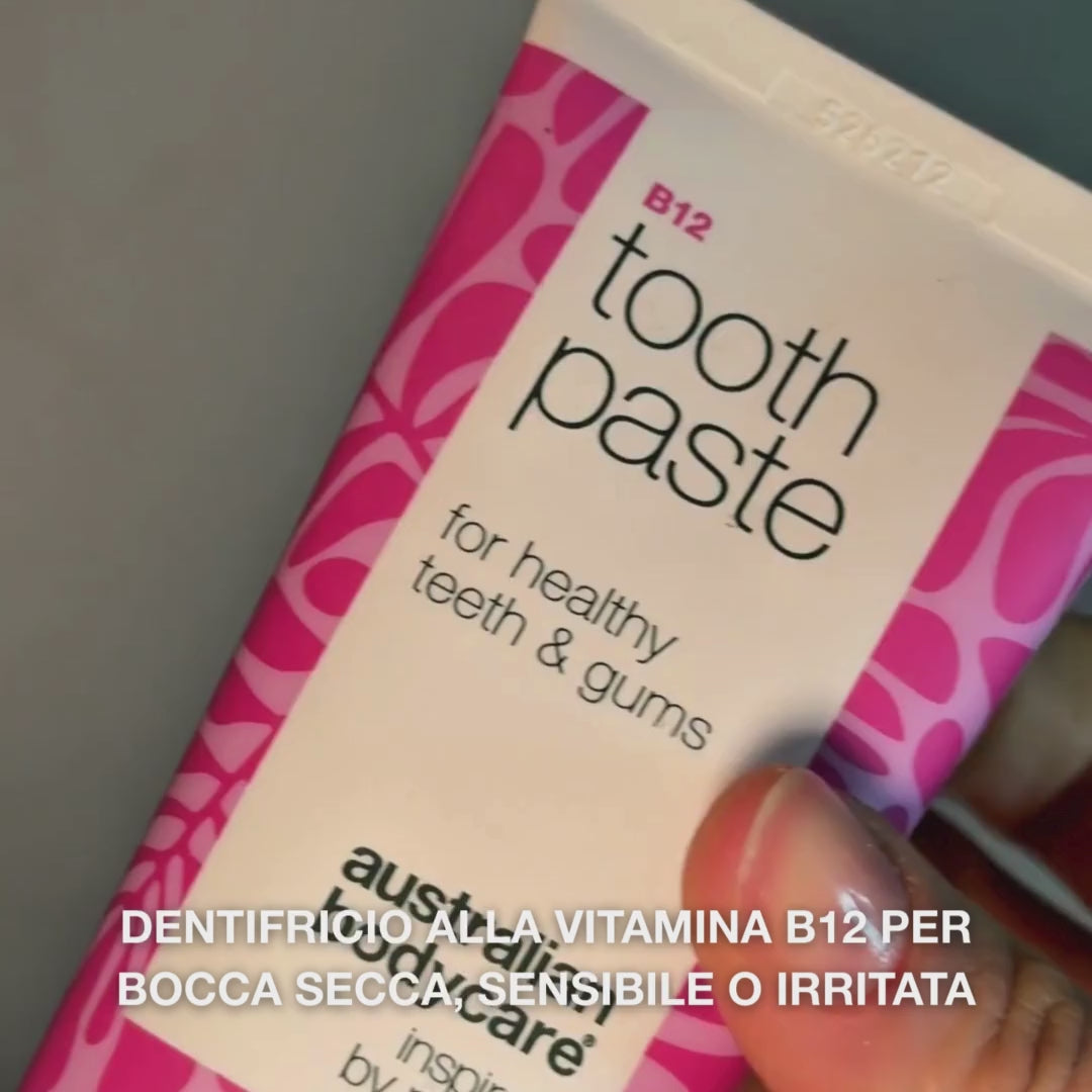 Dentifricio alla Vitamina B12 allevia la secchezza e previene l’alito cattivo. Con B12, fluoro, zinco, olio di limone e menta per una bocca sana e fresca.