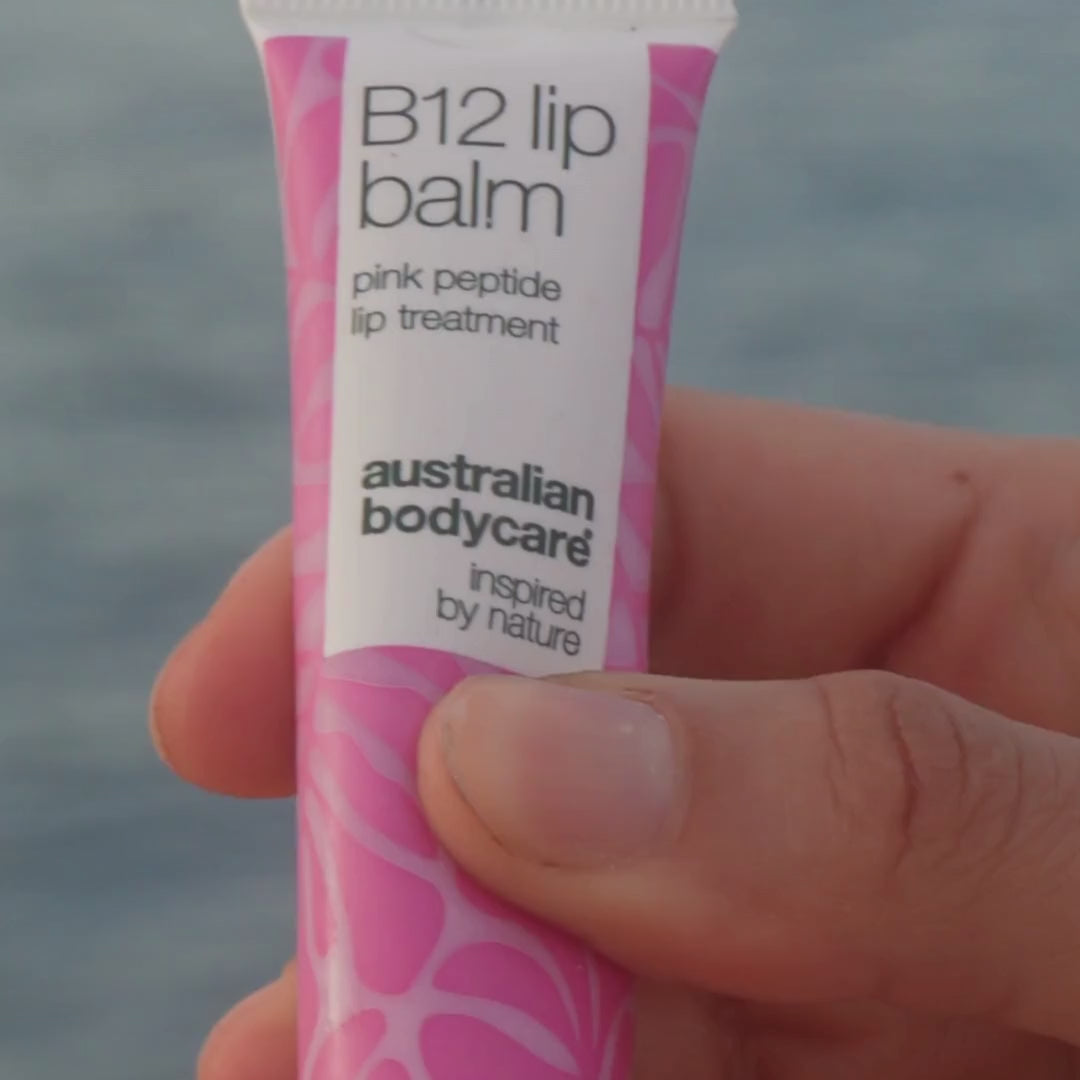 Video di una modella che applica il nostro balsamo labbra alla vitamina B12, mostrando la sua consistenza morbida e come lascia le labbra idratate e morbide.