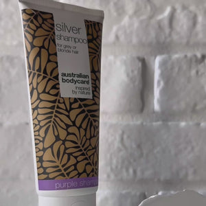 Video che mostra l’Australian Bodycare Silver Shampoo e la sua consistenza viola.