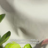 Primo piano di una mano che rilascia poche gocce sottili di un siero peeling trasparente e leggero sulle punte delle dita, massaggiandolo delicatamente sulla pelle pulita del viso — la sua consistenza fluida e setosa dissolve visibilmente le cellule morte, affina la texture della pelle e intensifica l’incarnato grazie agli AHA naturali (Lime Pearl), niacinamide e tea tree oil 