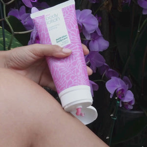 Video di una modella che applica la nostra lozione corpo alla vitamina B12 e la massaggia delicatamente per mostrare la sua consistenza ricca e l’effetto idratante.
