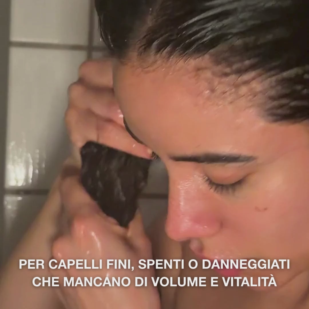 Lo Shampoo alla Vitamina B12 ripara e rinforza i capelli danneggiati grazie all’effetto bond che ricostruisce la fibra.