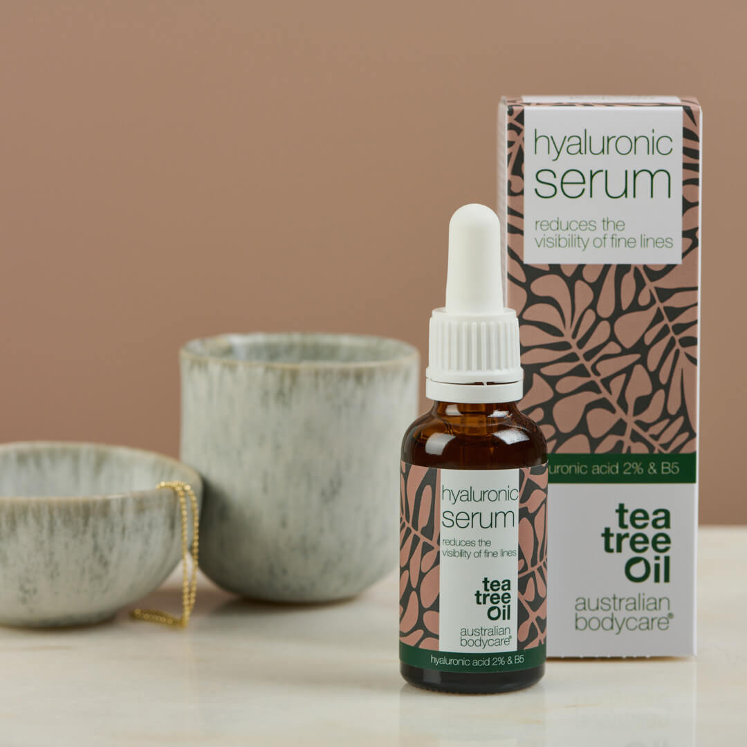 Siero all'acido ialuronico per una pelle luminosa — Siero con acido ialuronico 2% e vitamina B5, per minimizzare linee sottili e pelle secca